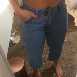 vintage cropped frayed hem mom jeans!